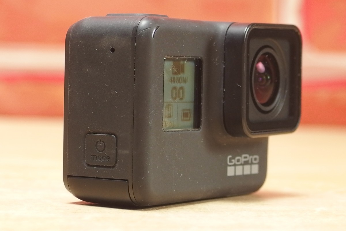 GoPro HERO7 Black 純正バッテリー2つ 純正3WAY自撮り棒 純正ヘッドマウント 32GB ネックマウント付 GPS  防水４K動画HyperSmooth 送料無料