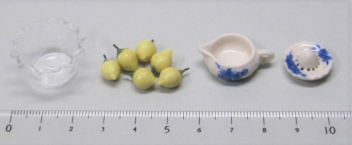12分の1サイズ　陶器のレモン絞り、フリルガラスボウル、レモン6個セット　ドールハウス　ミニチュア　_画像2