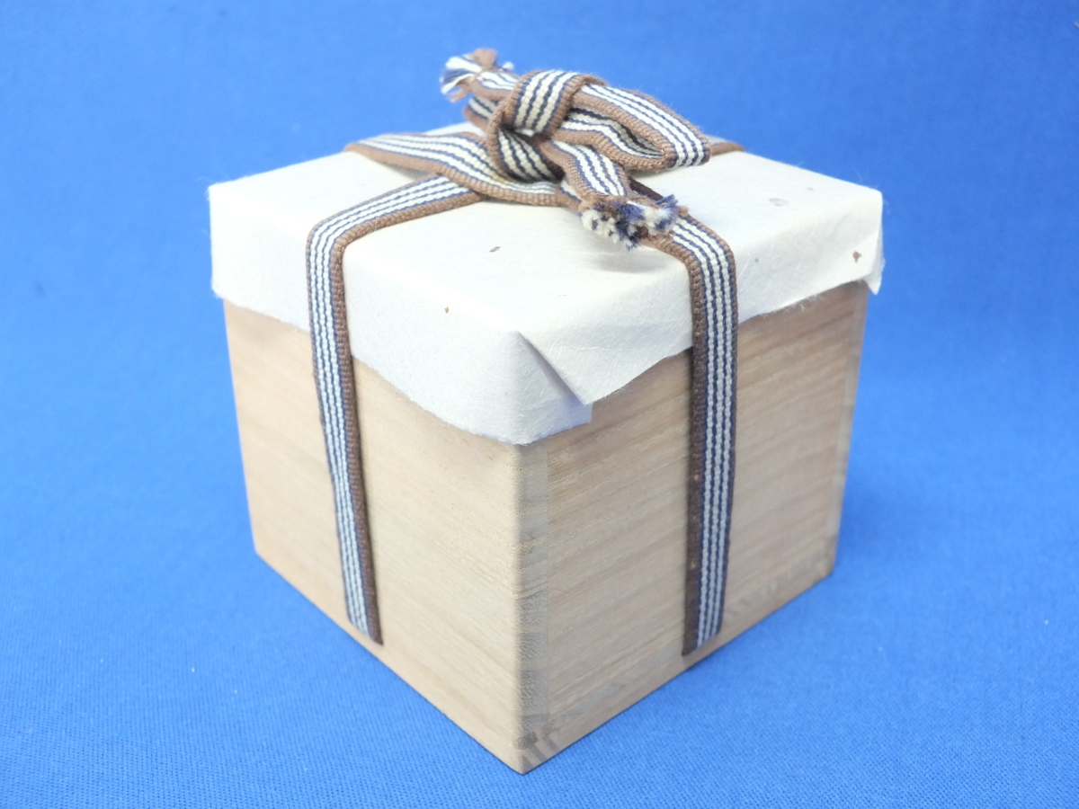 未使用・美品】三輪栄造 ☆ 三輪窯 萩ぐい呑 共箱 共布 栞 あり 未使用・美品】三輪栄造 ☆ 三輪窯 萩ぐい呑 共箱 共布 栞 あり
