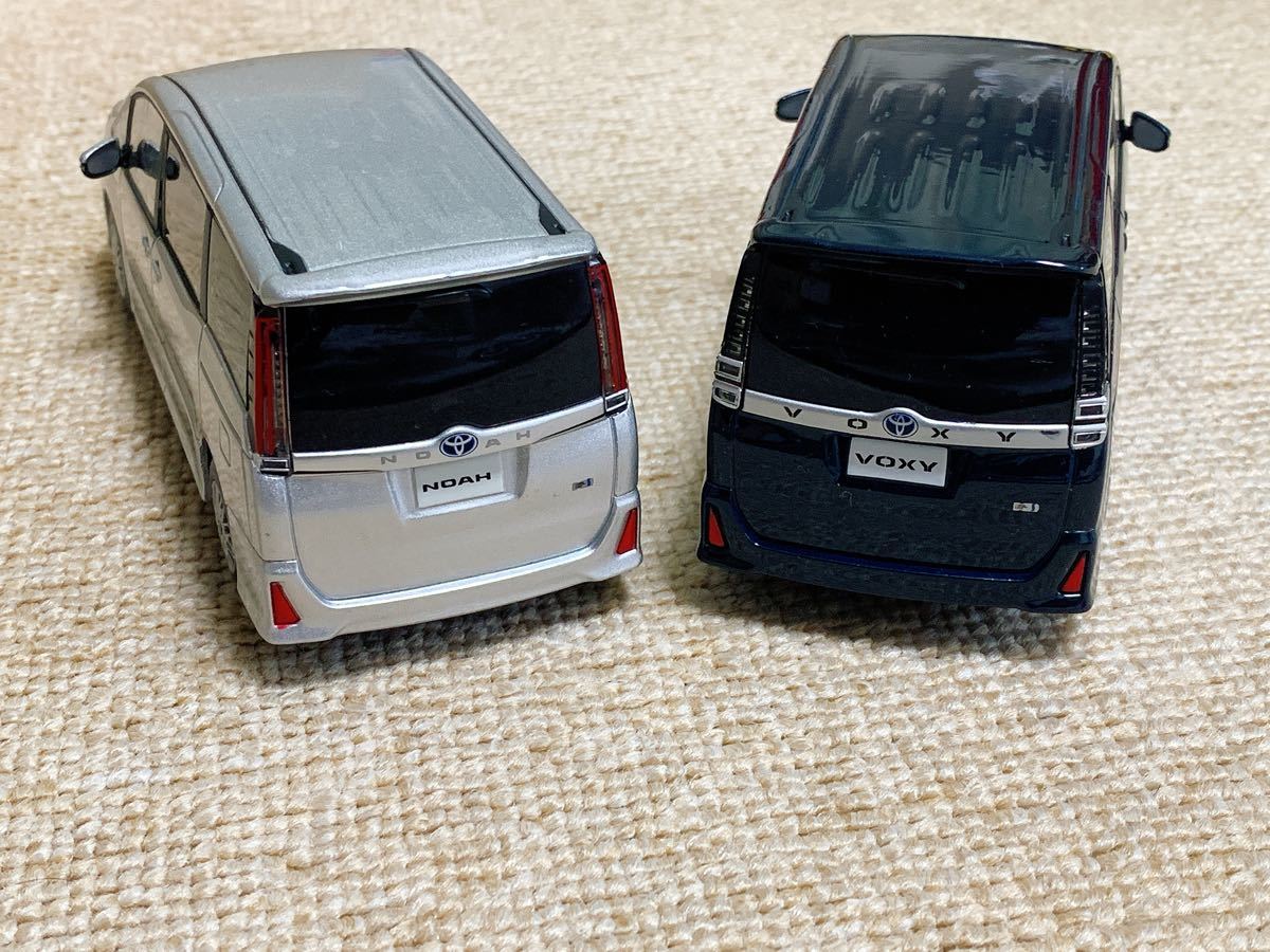 トヨタ 80系 ヴォクシー ノア カラーサンプルミニカー 2台セット トヨタ 80系 ヴォクシー ノア カラーサンプルミニカー 2台セット