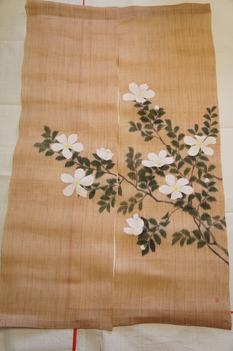 新品『羅工房』うす丁子茶色地手描山茶花模様のれんE11322