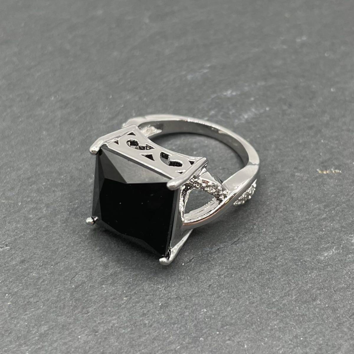 ブラックストーンリング　指輪　レディース　キュービックジルコニア　黒　大粒　アクセサリー　大ぶり　大きい　新品