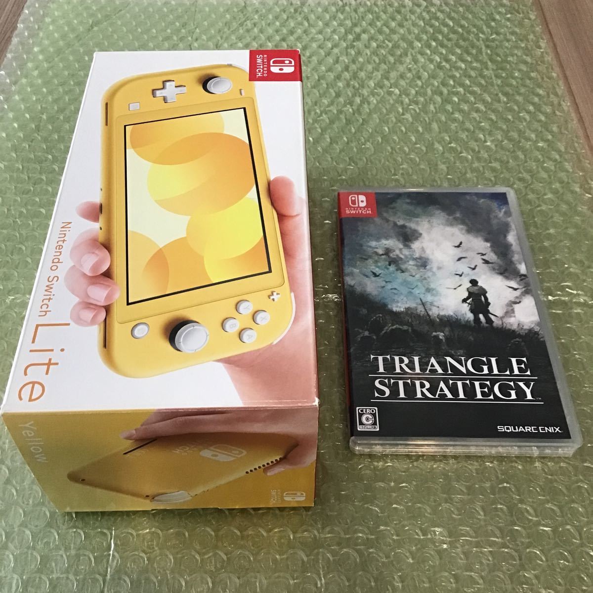 スイッチライト本体 ＋ トライアングルストラテジー ★ニンテンドー Switch lite 新品同様