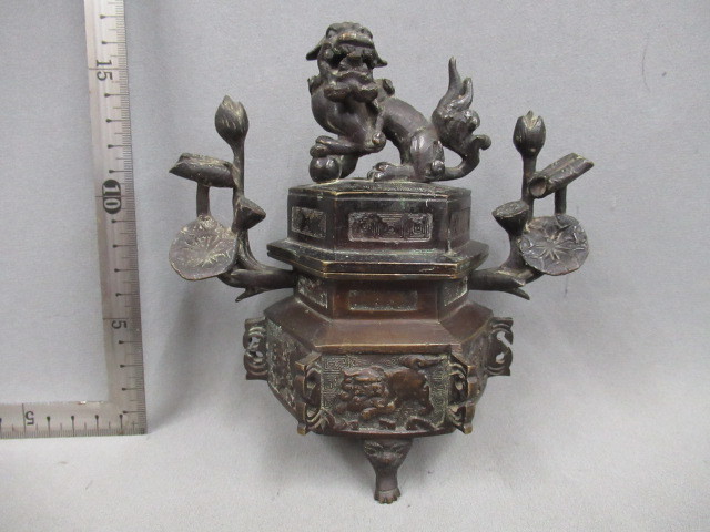 【古銅製 三具足】時代物仏教美術 仏具 木箱入 浄土真宗・本願寺 鶴亀燭台(高・約42cm) 花生・香炉・加州・藤左衛門?銘 6