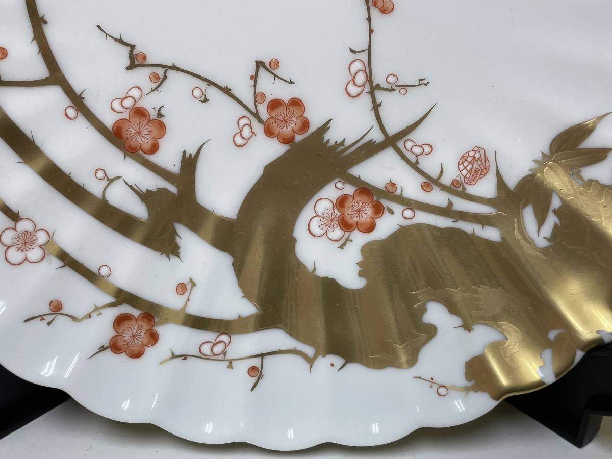 10 Fukagawa Seiji Arita . platter gold paint . white plum 