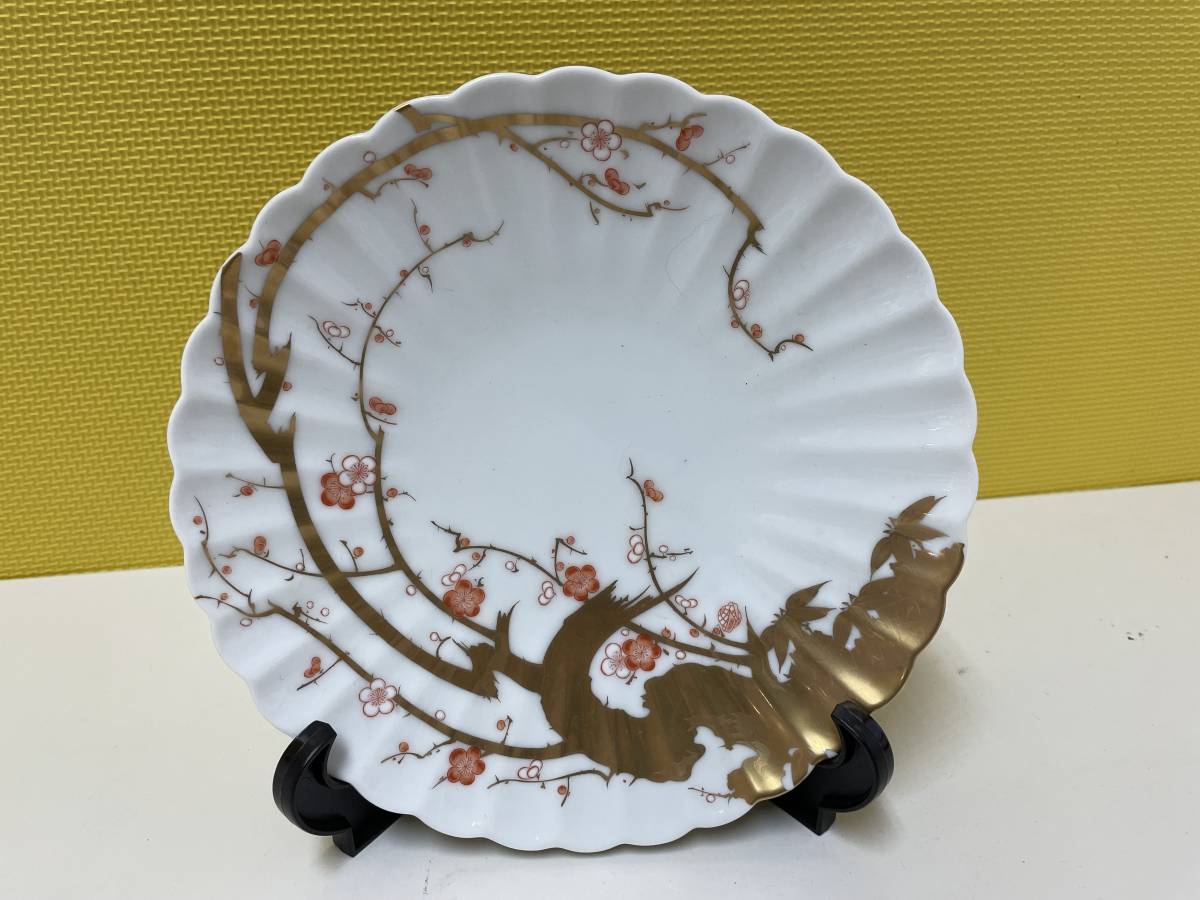 10 Fukagawa Seiji Arita . platter gold paint . white plum 