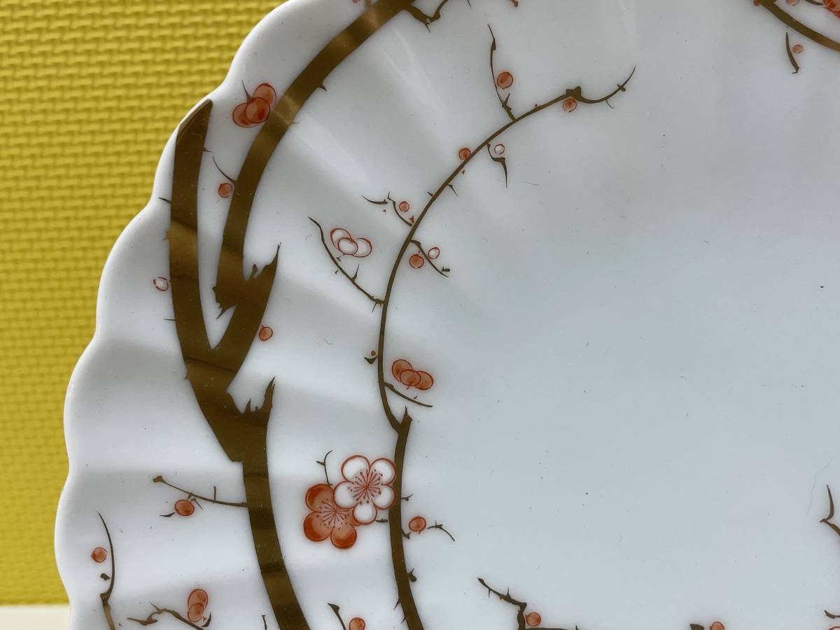 10 Fukagawa Seiji Arita . platter gold paint . white plum 