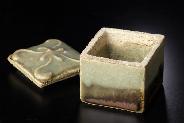 古美味】河井寛次郎作 筒描灰釉角合子 河井武一識箱 古美味】河井寛次郎作 筒描灰釉角合子 河井武一識箱