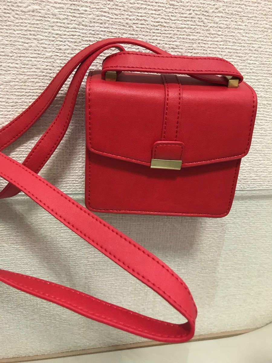 Mila owenのショルダーバッグです！！赤色がアクセントになる可愛いバッグになってます！