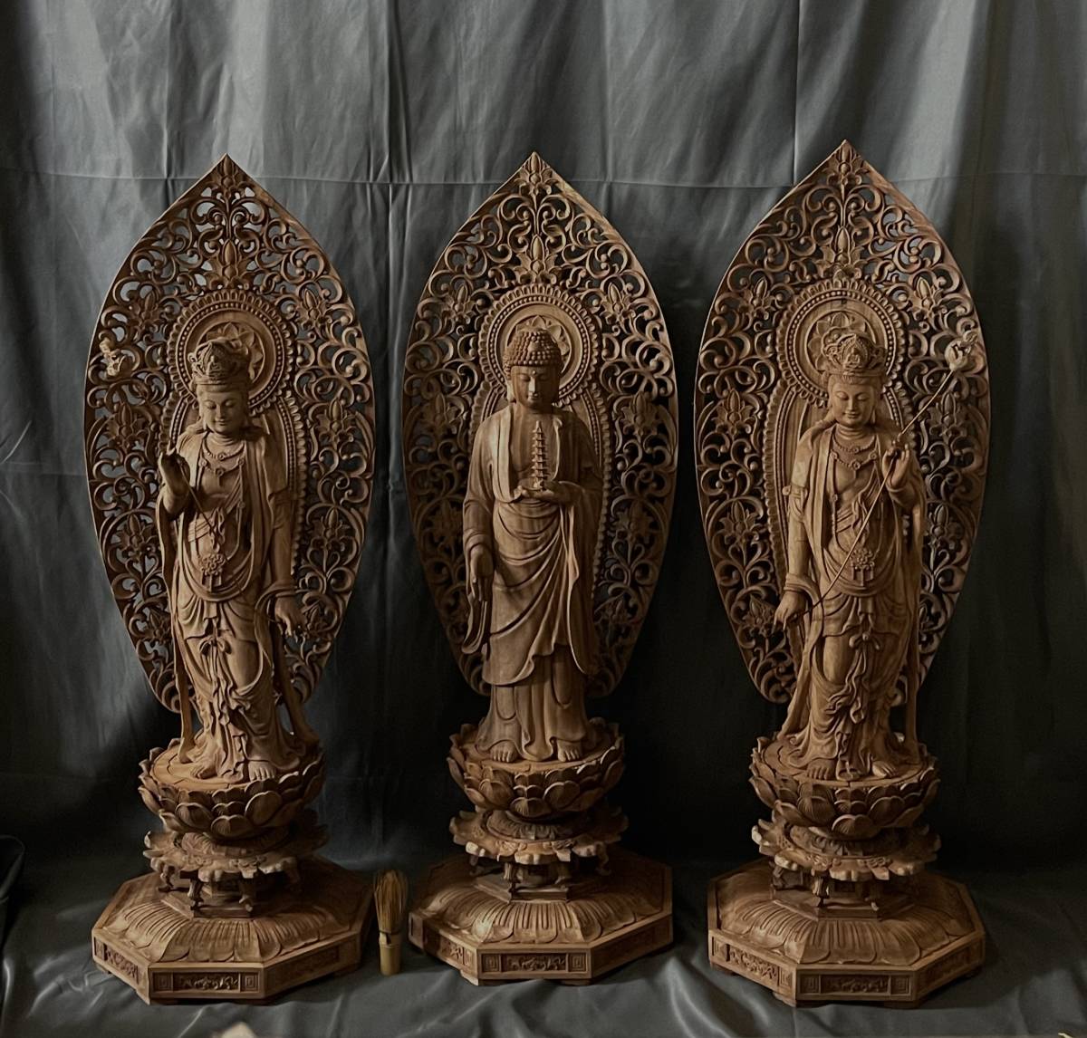 46%割引【即納&大特価】 特大型 高92cm 井波彫刻 仏教工芸品 総楠製 ショッピング卸し売り 井波彫刻 仏教工芸品 総楠製 極上彫 木彫仏像 薬師如来三尊立像 大型高61cm 彫刻/オブジェクト