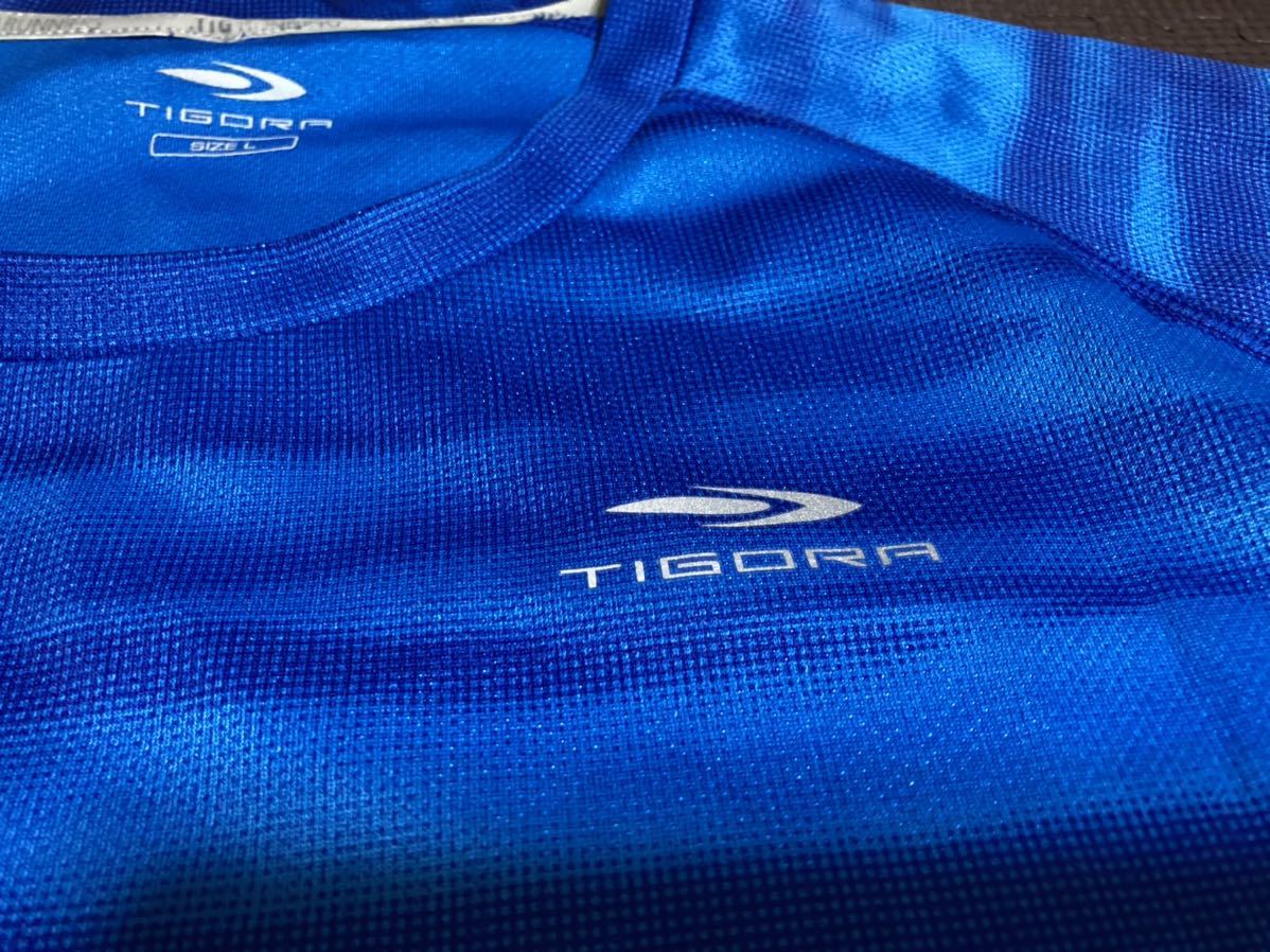 美品TIGORA青柄入り（光沢有り）ロゴシルバー半袖ストレッチトップス　サイズL_画像3