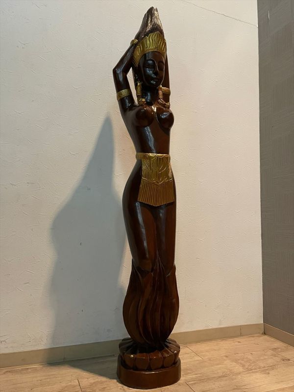 存在感抜群 バリ島 美しい女性像 天然無垢材 幅27cm 高さ150cm 木彫り彫刻 東南アジア 女神像 美人像 人形 置物 オブジェ 民族工芸_画像1