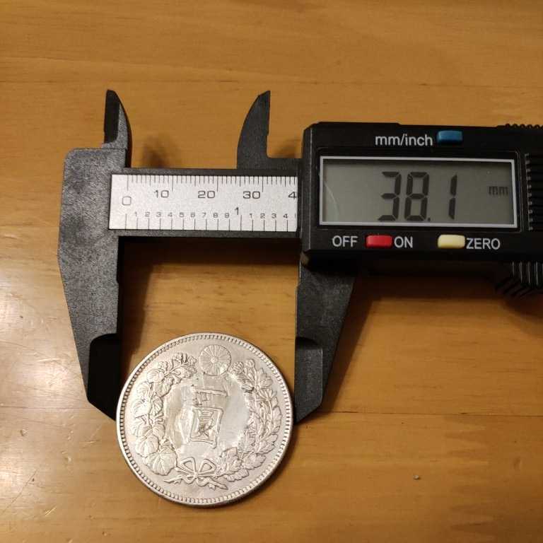 【レア 本物保証】明治29年 新1円銀貨（小型）量目26.9g 直径38.1ｍｍ 厚み2.5ｍｍ 銀900/銅100 貴重 希少　古銭　竜　龍_画像3