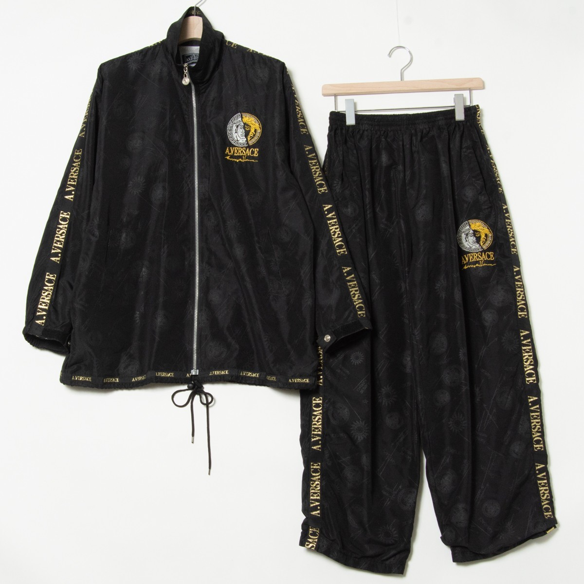 VERSACE オールオーバー ロゴ ジャージー セットアップ (VERSACE VERSACE オールオーバー ロゴ ジャージー セットアップ (VERSACE