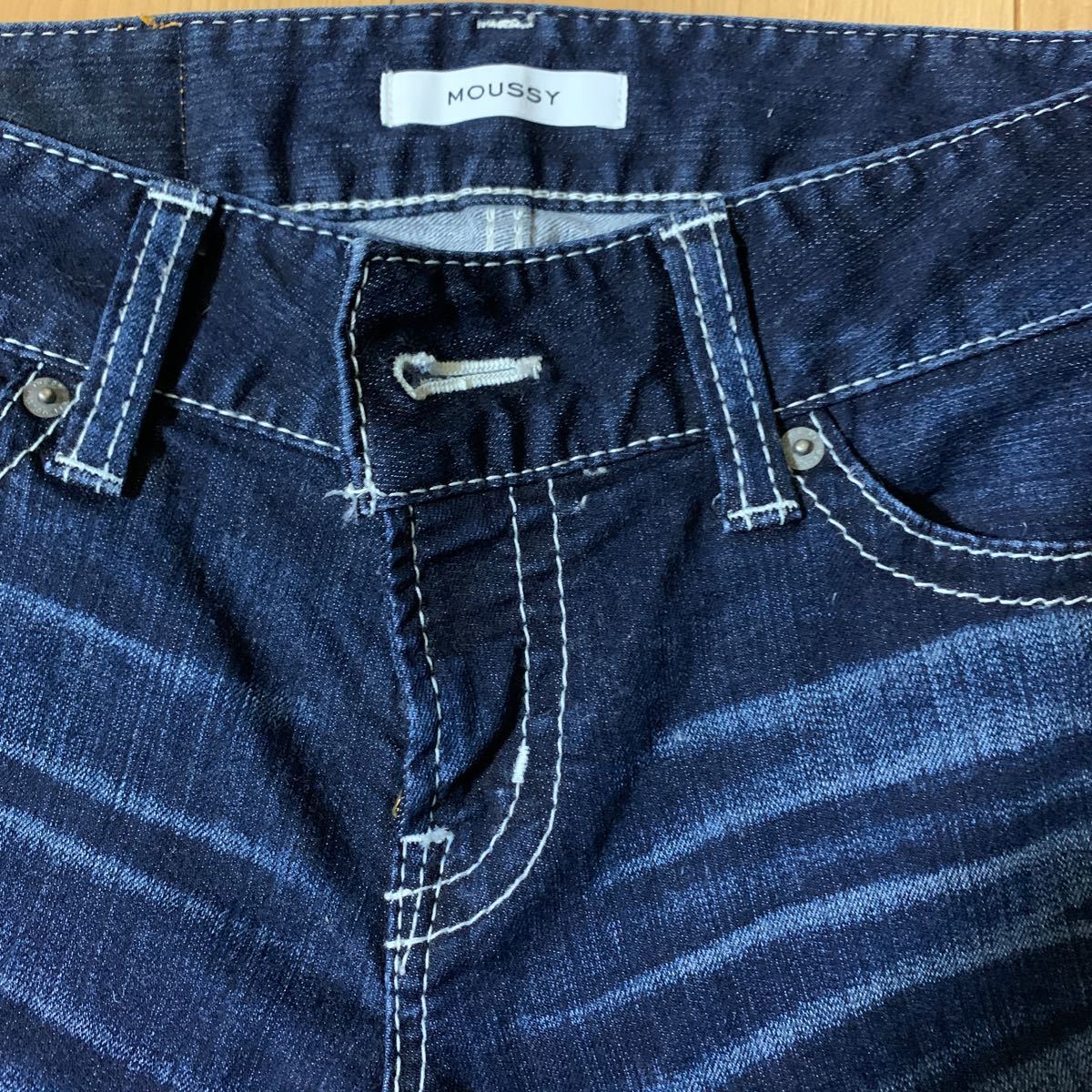 大人気 マウジー moussy パウダー ストレートスリムスキニー27 デニム