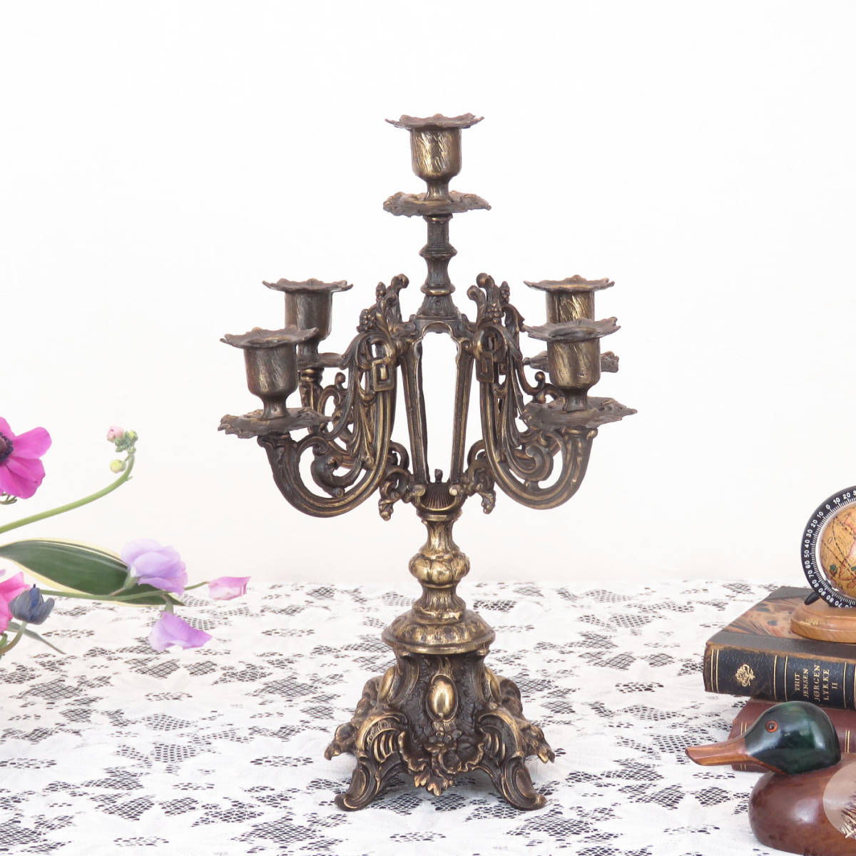 花のモチーフがデザインされた豪華な５灯のキャンドルスタンド（ ジランドール ）枝付き燭台 　フランスのアンティーク雑貨　A-4461-5