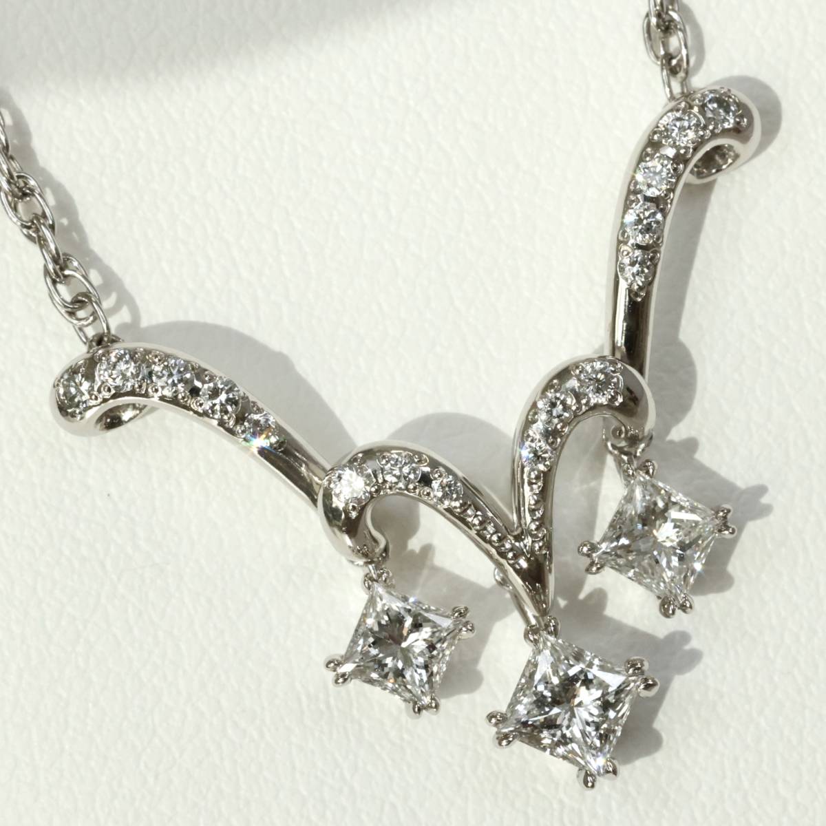 Pt トリロジー ダイヤモンド 0.85ct ネックレス プリンセスカット
