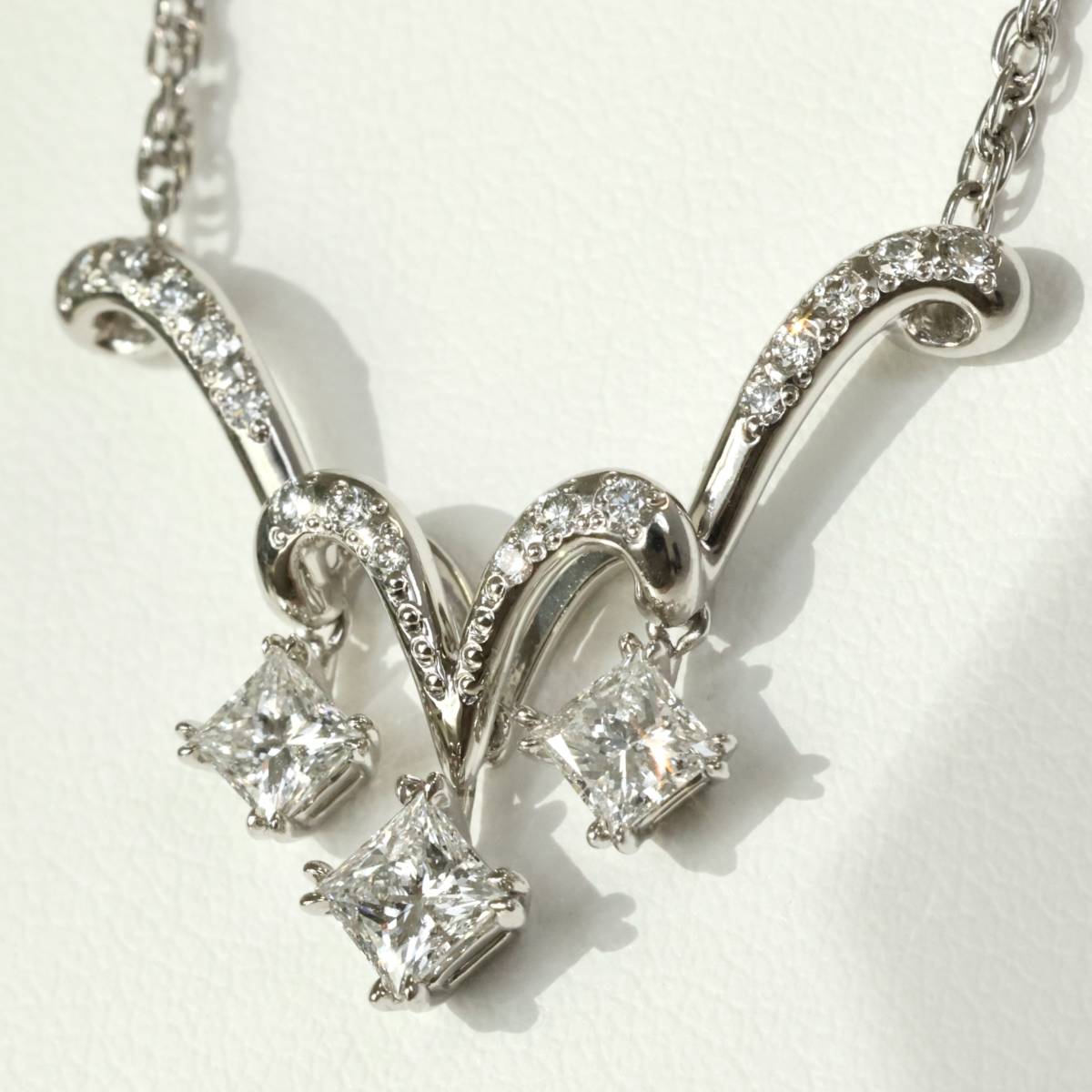 Pt トリロジー ダイヤモンド 0.85ct ネックレス プリンセスカット