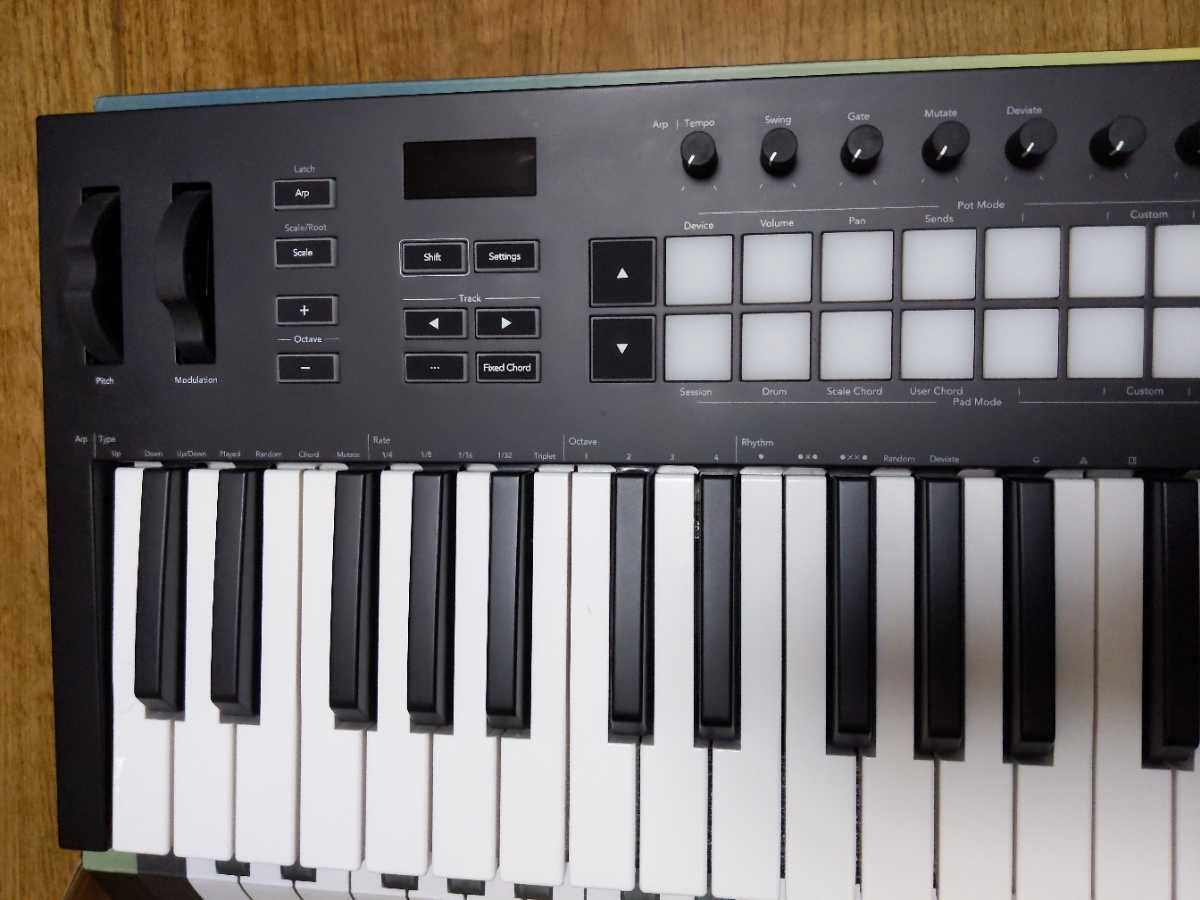 美品】NOVATION(ノベーション)LAUNCHKEY 37 MK3 MIDIコントローラー