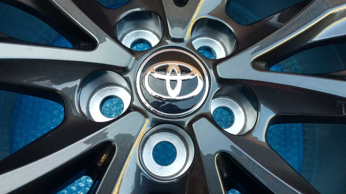 1本単品 99%新品 新車外し トヨタ カローラツーリング HYBRID W×B
