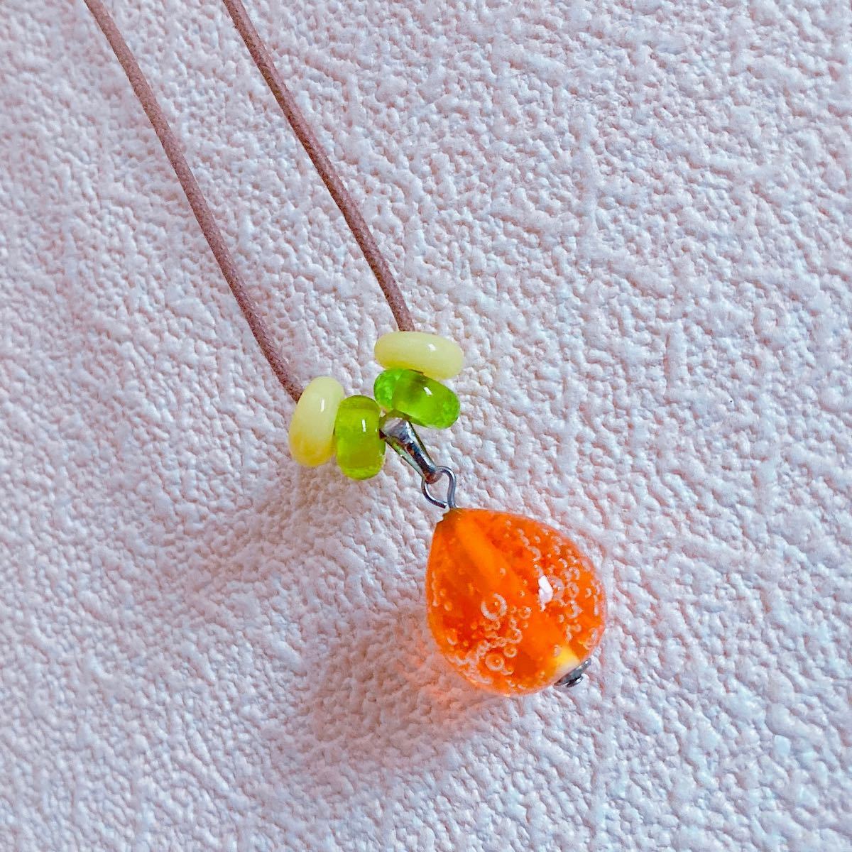 ストアー 花模様しずく型ガラスチャームのネックレス オレンジ