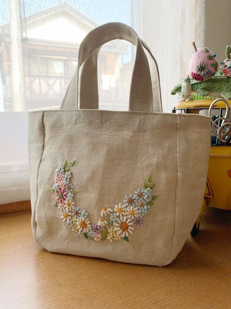たくさんのお花のバッグ リース 手刺繍 完売 ハンドメイド 人気ブランドを 刺繍のバッグ リネン生地