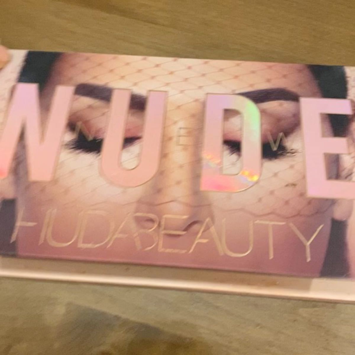 ★HUDA BEAUTY １８色 アイシャドウNaughty Nude 正規品です！！！