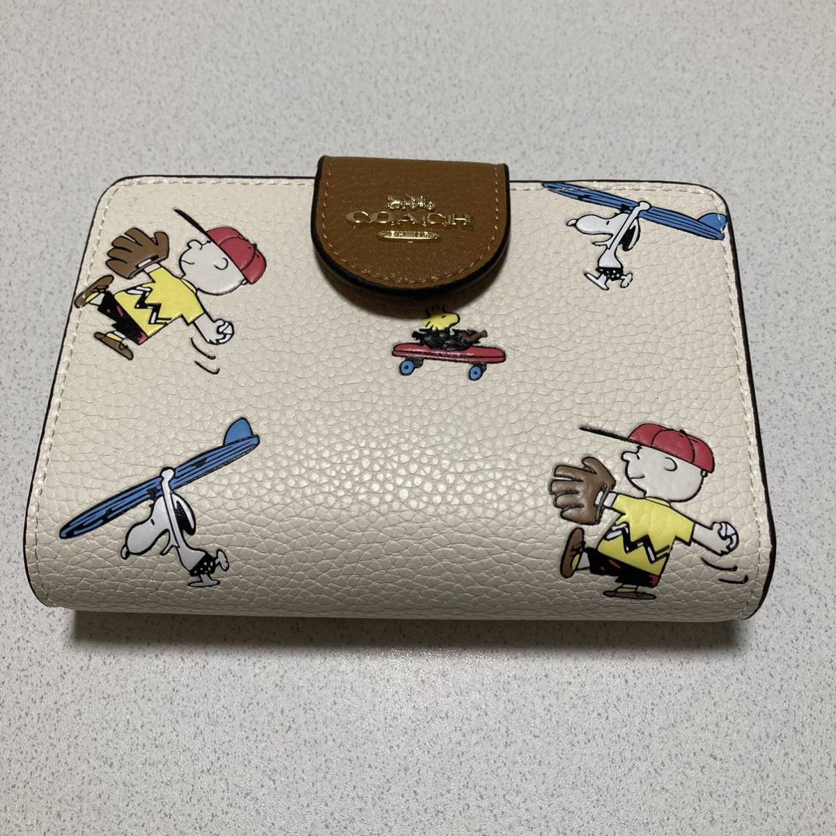 一部予約一部予約coach×Peanuts スヌーピー プリント 折り財布 折り