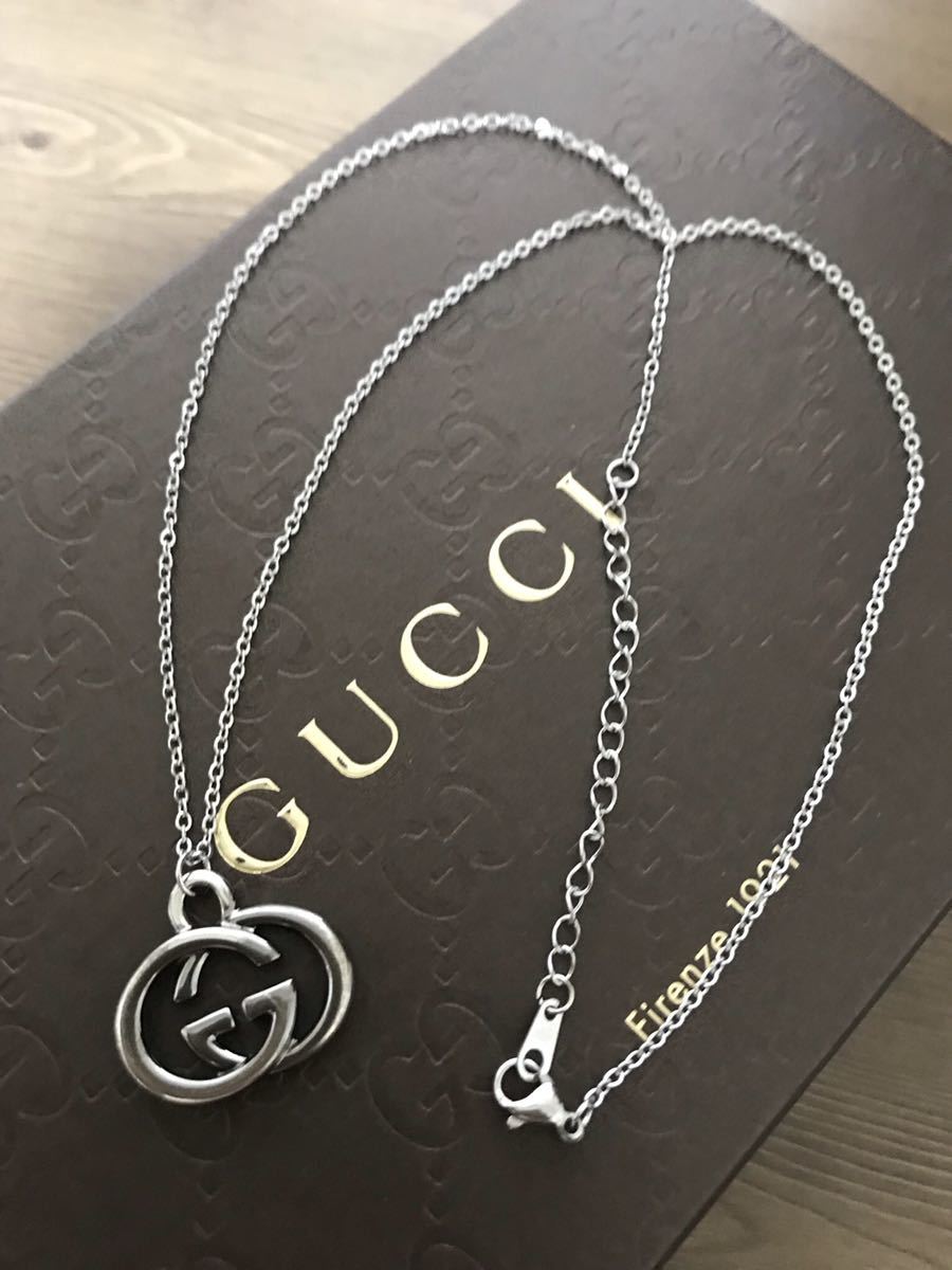 レアカラー GUCCIグッチインターロッキングチャーム グレーシルバー色