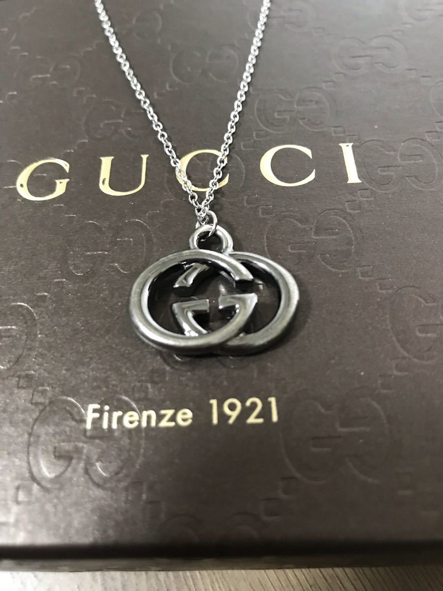 レアカラー GUCCIグッチインターロッキングチャーム グレーシルバー色