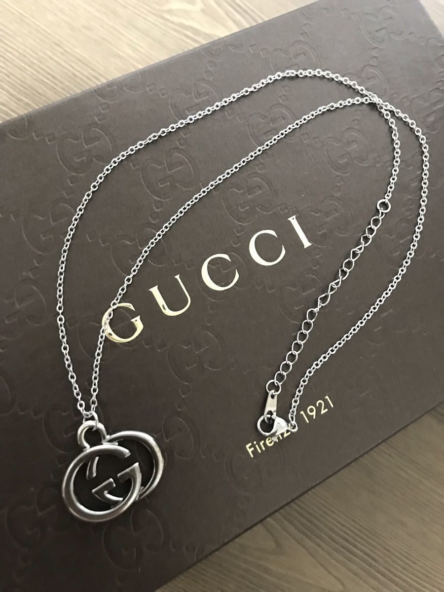 レアカラー GUCCIグッチインターロッキングチャーム グレーシルバー色