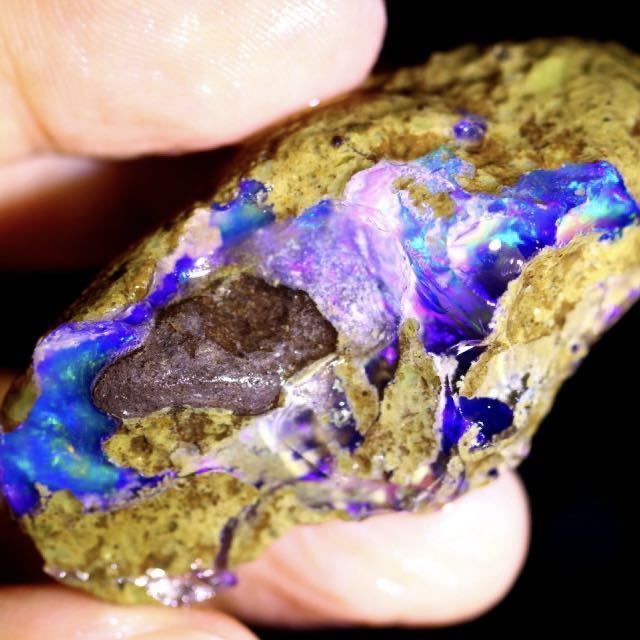 超珍品！ブルーとパープルに光る母岩付きオパール96ct オパール
