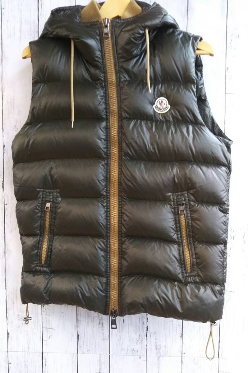 キナル別注 Moncler モンクレール Bartholome サイズ1 カーキ オリーブ系 ダウンベスト メンズ キナル別注 Moncler モンクレール Bartholome サイズ1 カーキ オリーブ系 ダウンベスト メンズ