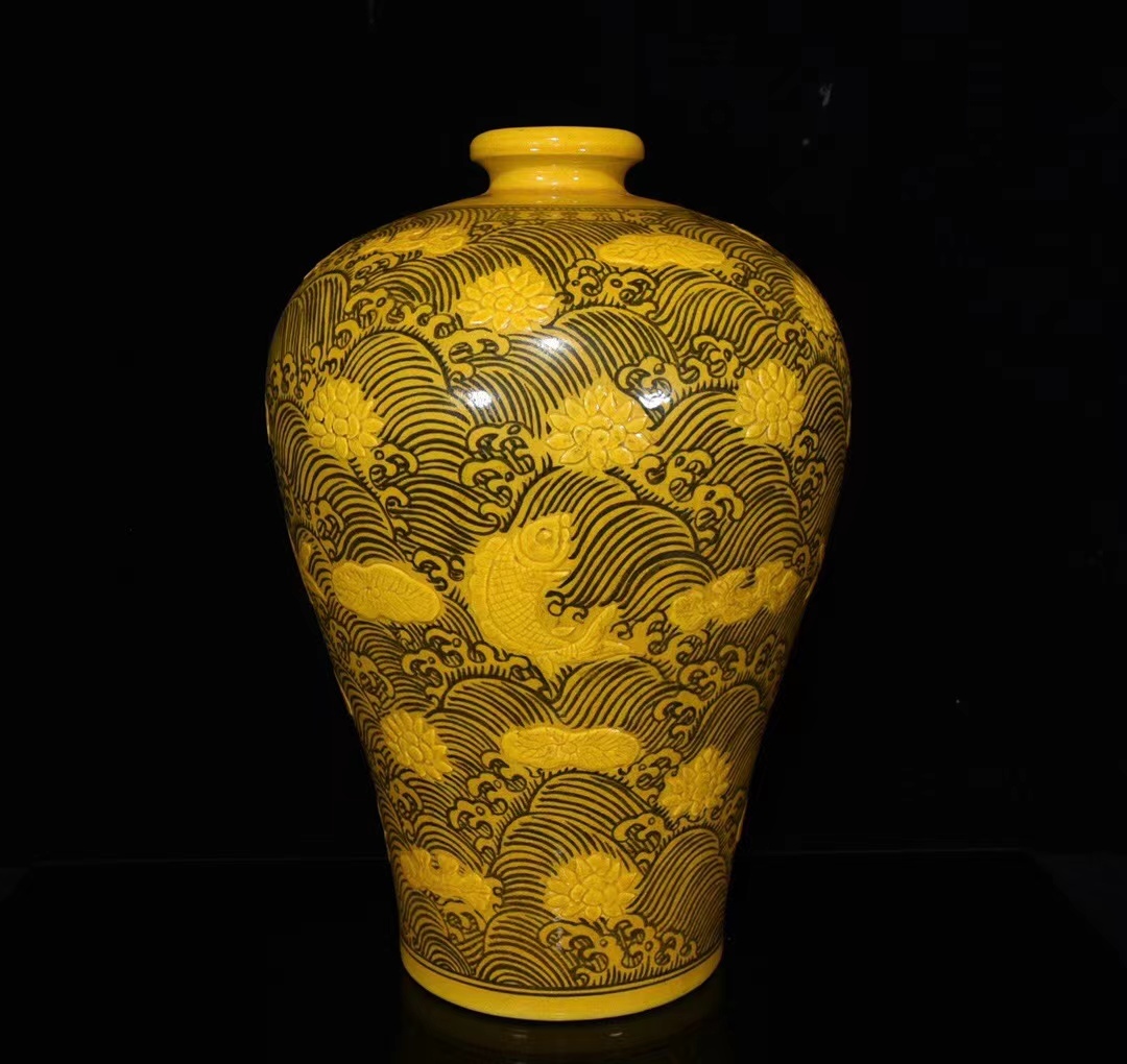 ◇旧蔵◇ 古美術 中国古玩 明代永樂年製款 黄地魚藻紋梅瓶 時代物 AT08 ...