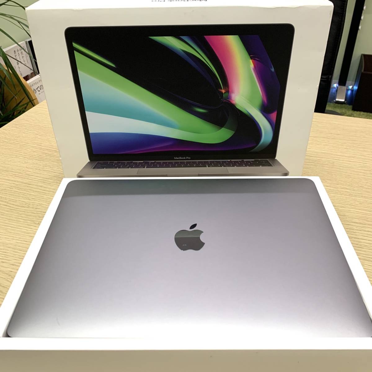 1058Apple MacBook Pro A2338 13-inch 2020年モデル M1/メモリ8GB