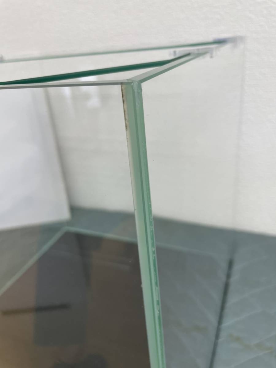 45㎝キューブ水槽（450×450×450）　手作りバックスクリーン　ガラス蓋　マット　【中古】_画像4