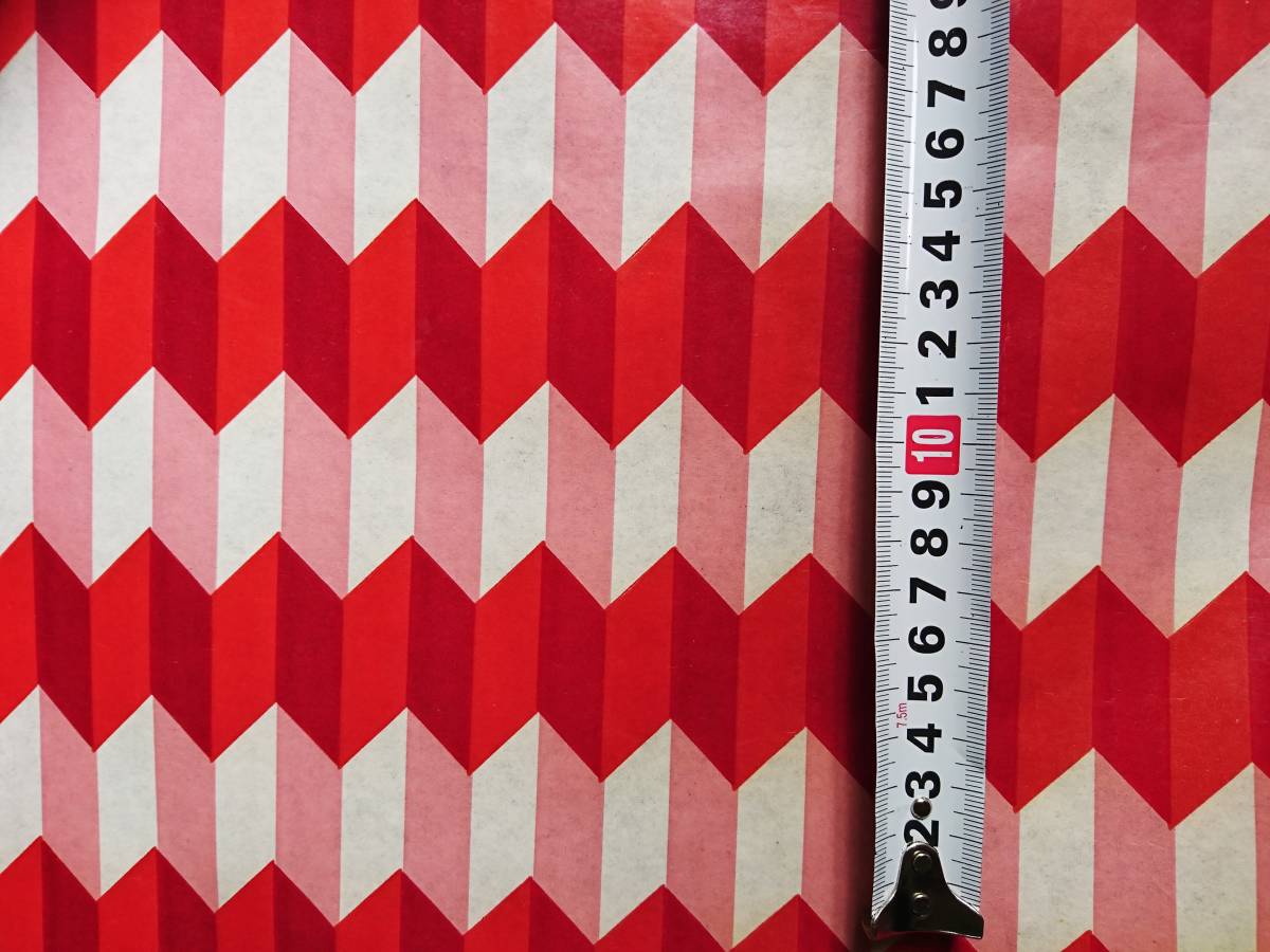 ヴィンテージ＆レトロ スイス製 ワックスペーパー 包装紙 (赤、白、ピンクのひだ模様)_スイス製のヴィンテージワックスペーパー