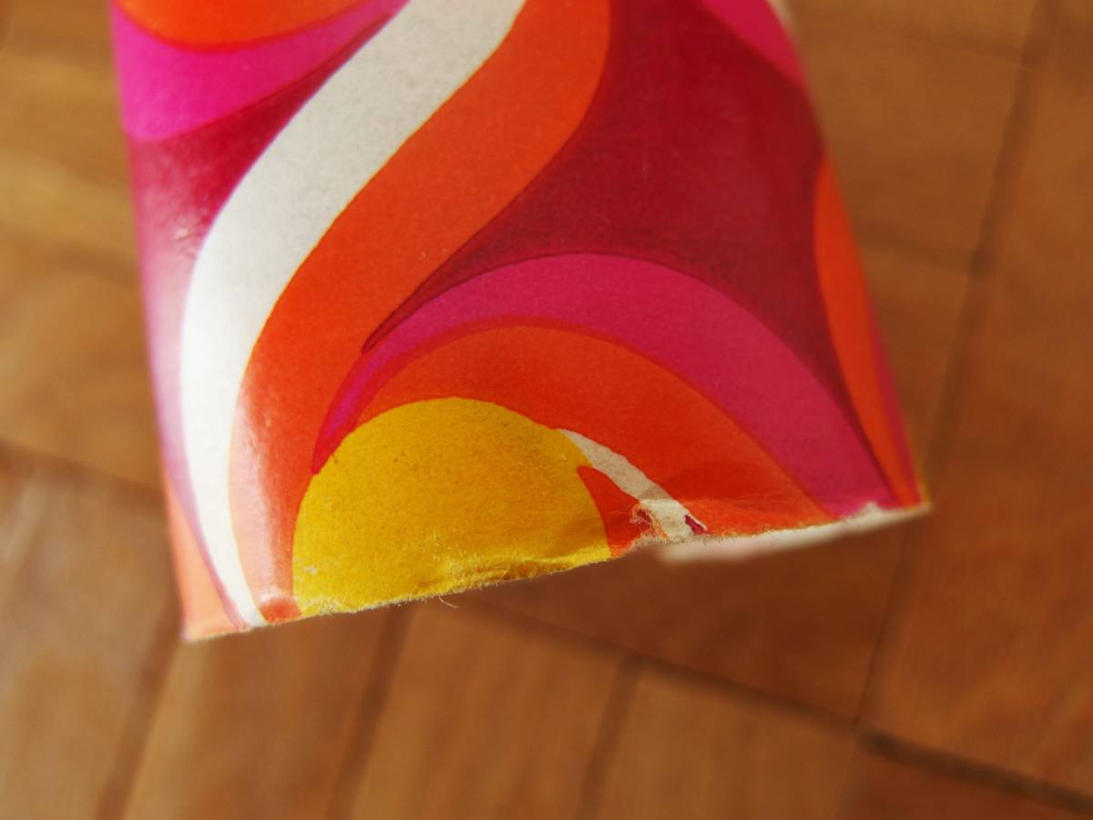 ヴィンテージ＆レトロ スイス製 ワックスペーパー 包装紙 ザレトロ！(レトロの回転花火、赤、黄色、白＆オレンジ)　_端にシワ、プリントのイレギュラー少しあり