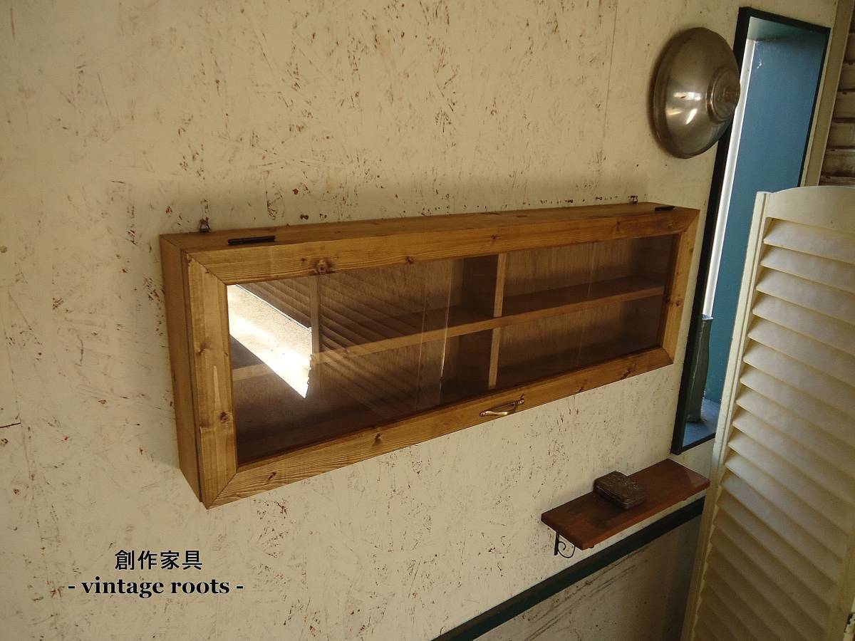 古い小ぶりなパタパタ扉の戸棚 収納棚 食器棚 カップボード 古家具
