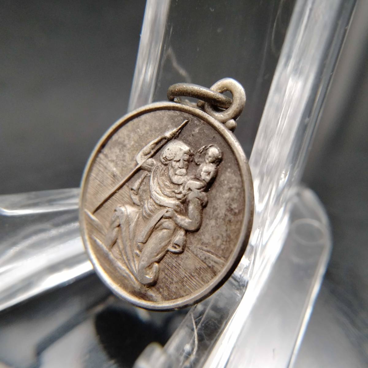 英国 ヴィンテージ シルバー ペンダント コイン チャーム 彫金 銀 男性 子供 St Christopher 聖人 宗教 メダル キリスト ⑧ T8_画像2