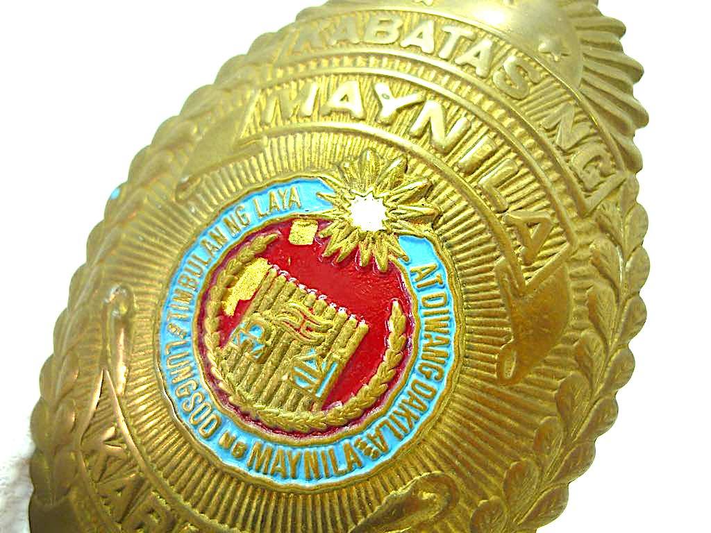レア フィリピン マニラ警察 ポリスバッジ KABATAS NG MAYNILA POLICE 717 真鍮製 ゴールド アンティーク 警察グッズ 紋章 ピン 定形外 _画像4