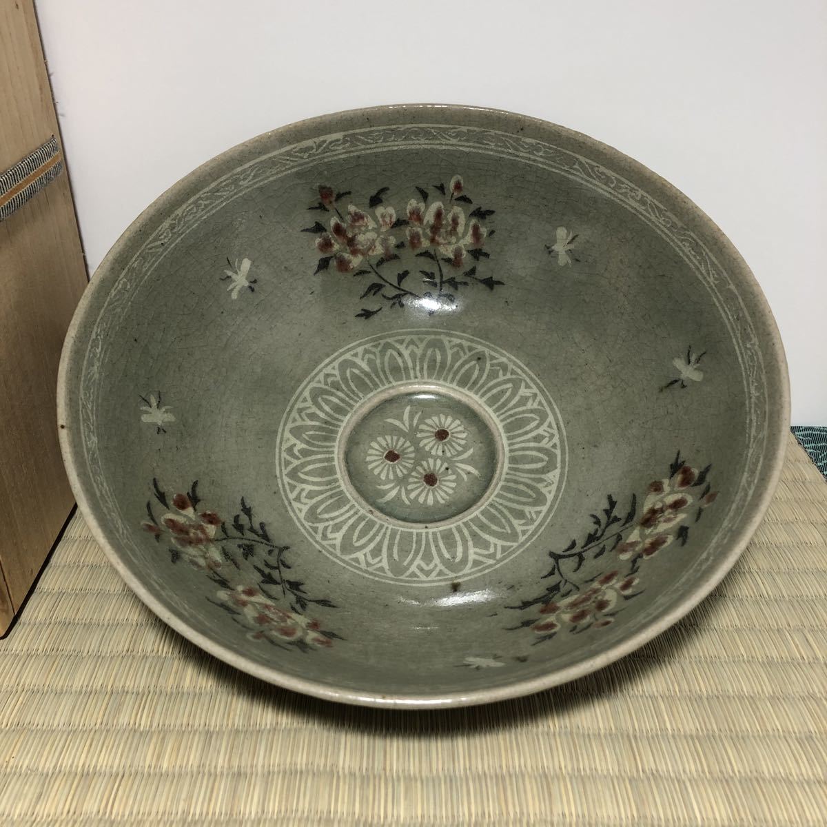 高麗青磁 鉢 菓子器 辰砂 黒白象嵌牡丹文 古美術 箱付き 高麗青磁 鉢 菓子器 辰砂 黒白象嵌牡丹文 古美術 箱付き