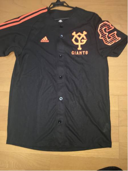  prompt decision Yomiuri Giants fan uniform . person black color . orange. Logo . go in .. simple . design front button opening and closing type 