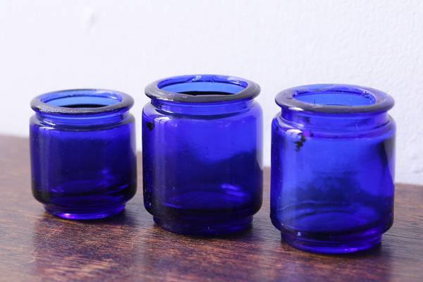 R-028749 イギリス　レトロで可愛らしい小さな青色ガラス瓶(ビン)3個セット(2)