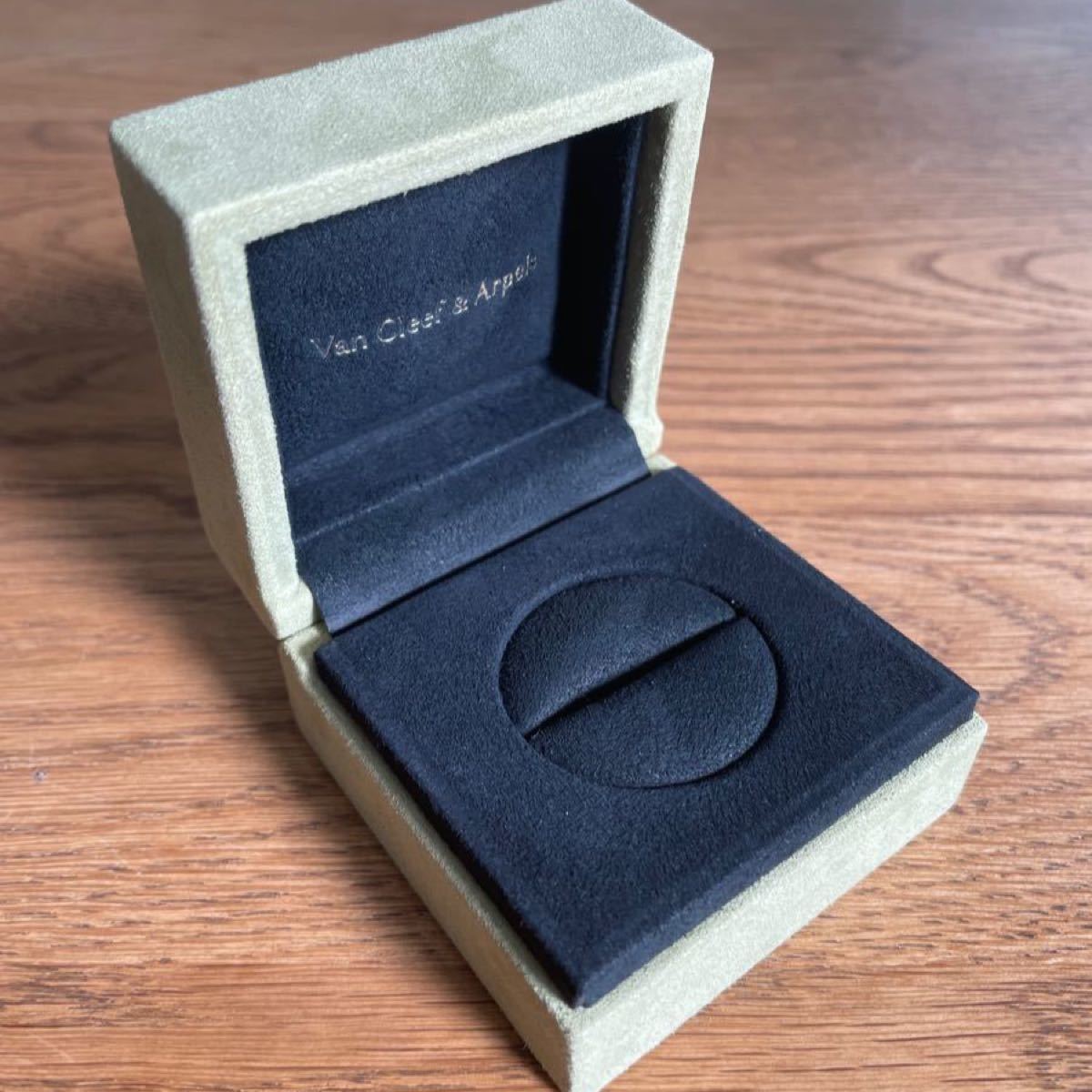 Van Cleef & Arpels ヴァンクリーフ&アーペル リングケース 空箱