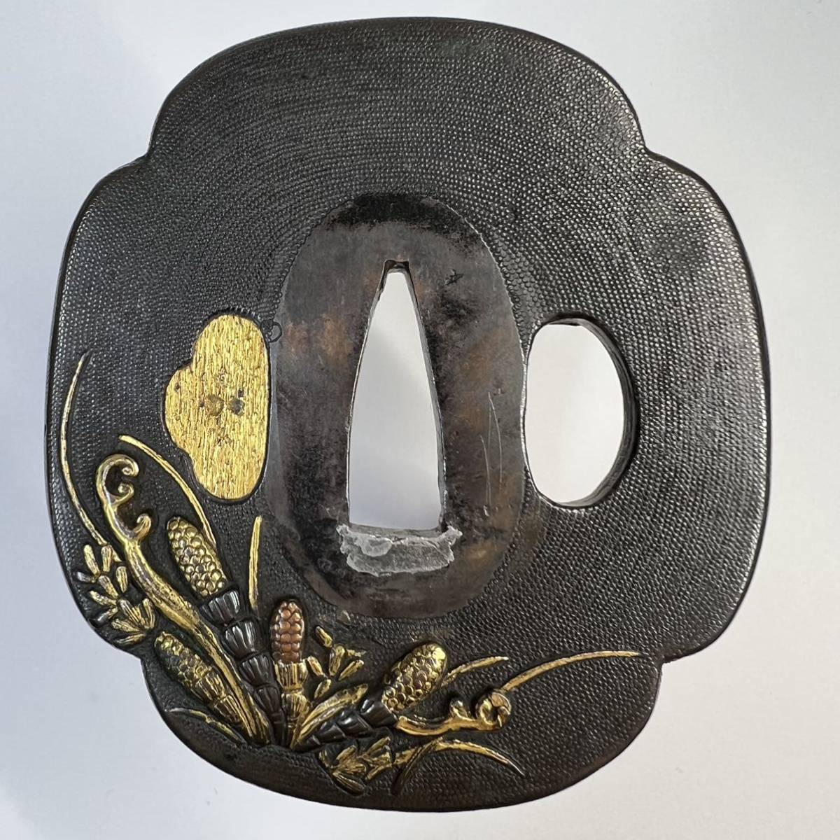 鍔 美濃最上手 秋草図 上質で細密な赤銅魚子地 高彫 色絵 鍔 美濃最上手 秋草図 上質で細密な赤銅魚子地 高彫 色絵