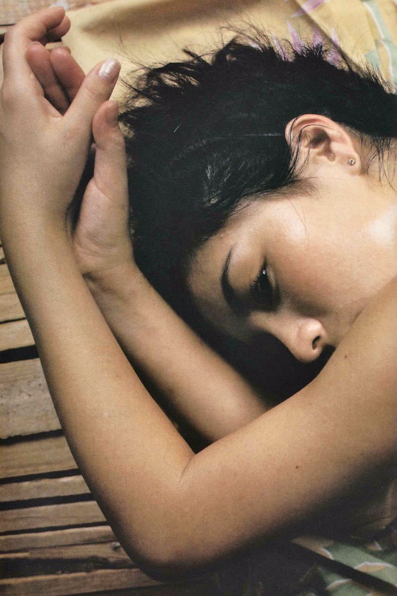 Yahoo!オークション - 写真集 吉本多香美『Surfacing[多香美 Yahoo!オークション - 写真集 吉本多香美『Surfacing[多香美