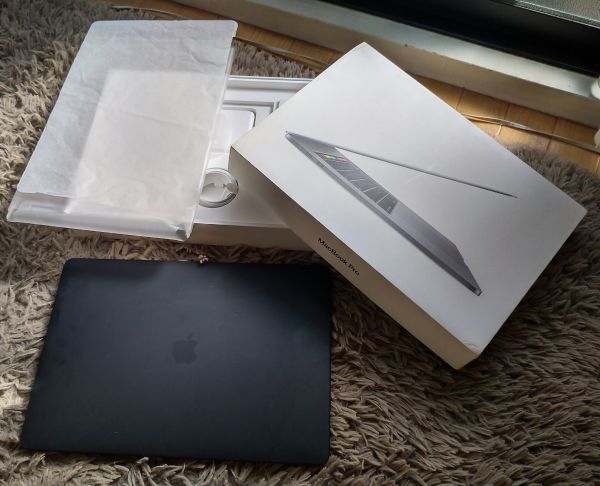 美品) おまけ付き MacBook Pro (15-inch, 2019) 2.3GHz 8コアIntel