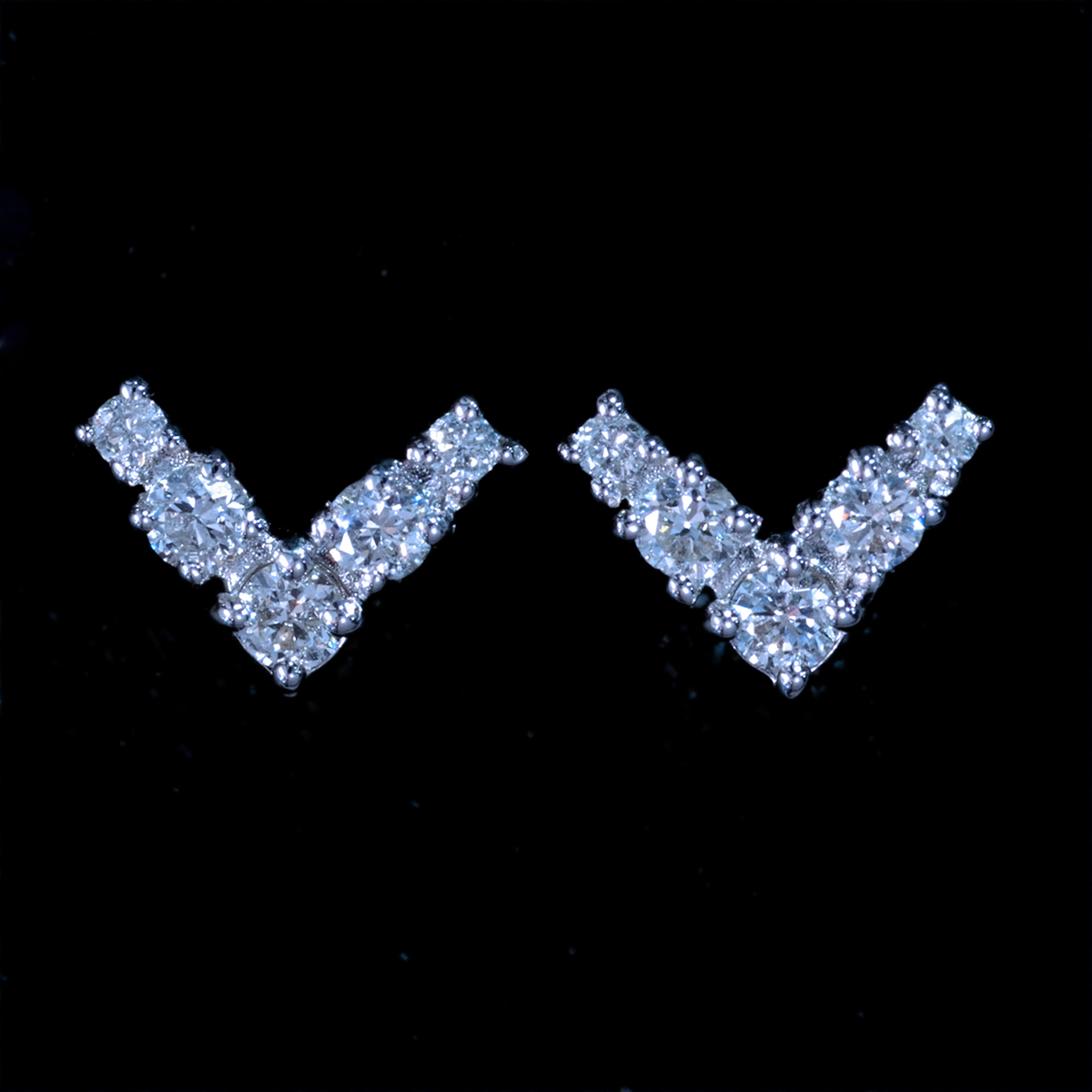 *PE3567WG【BC新作ウェディングジュエリー】Flying V Diamond Earrings 天然上質ダイヤモンド０．１０ct 最高級18金WG無垢男女ピアス 新品