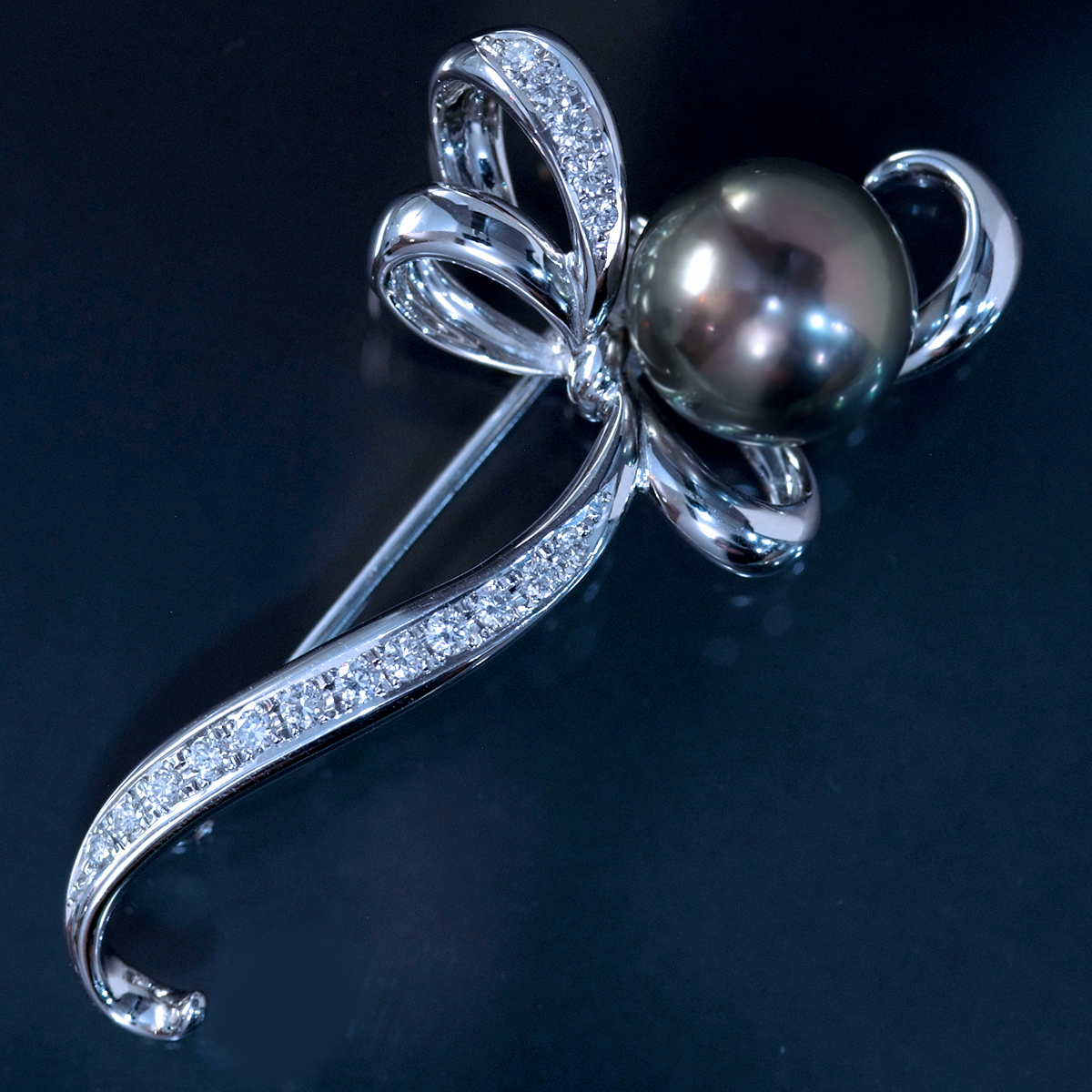 F1977【TASAKI】タサキ 逸品南洋黒真珠１０．５mm 天然絶品ダイヤモンド０．２０ct 最高級18金WG無垢ブローチ